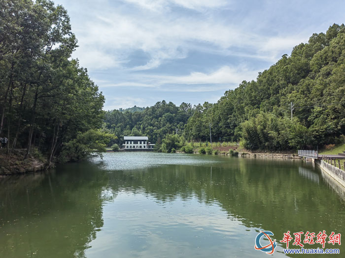 城關鎮(zhèn)草池灣美景。