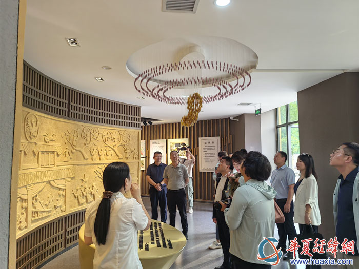 參訪團一行走進石泉縣鎏金銅蠶展覽館，了解桑蠶歷史與延續(xù)傳承。