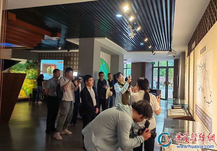 參訪團一行走進石泉縣鎏金銅蠶展覽館，了解桑蠶歷史與延續(xù)傳承。