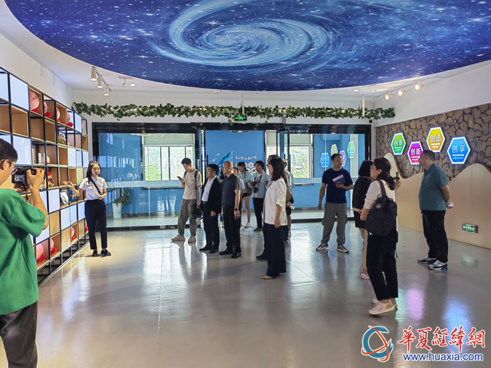 采訪團一行參訪恒口示范區(qū)毛絨玩具文創(chuàng)產(chǎn)業(yè)基地。