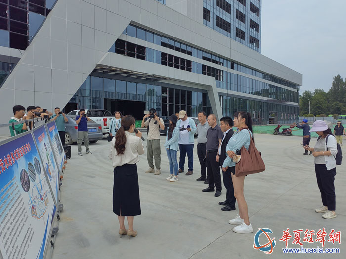 在安康無水港建設項目工地，采訪團一行認真傾聽項目介紹。
