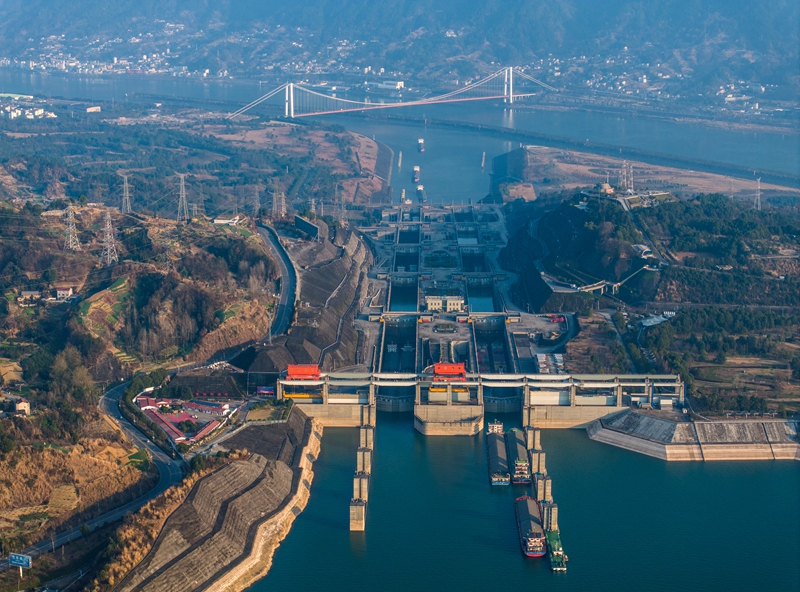 2024年1月11日，在湖北省宜昌市，船舶有序通過三峽雙線五級船閘（無人機照片）。（圖源：新華社）