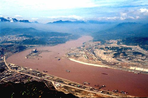 1997年10月上旬拍攝的三峽工地全景圖。當年，三峽工程成功實現(xiàn)大江截流，工程順利轉(zhuǎn)入二期施工。（圖源：新華社）