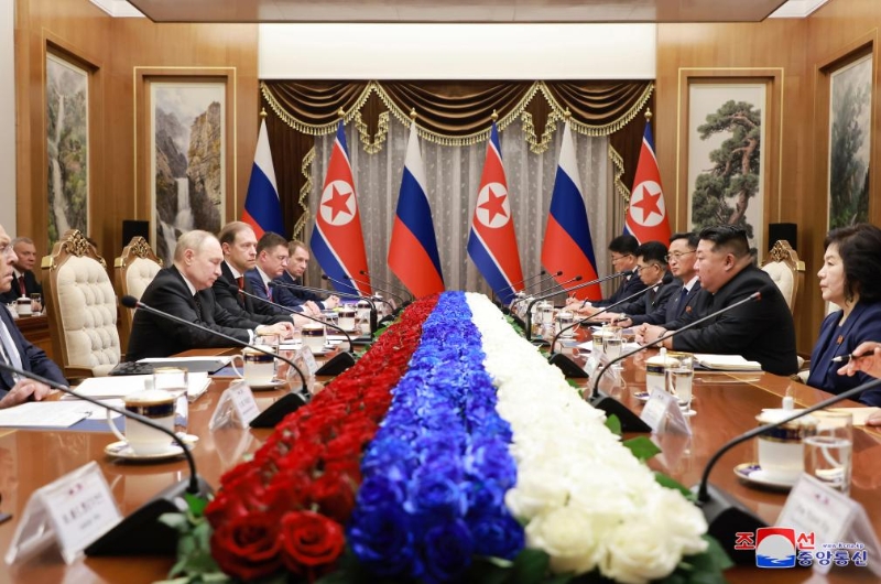 6月19日，在朝鮮平壤，朝鮮勞動(dòng)黨總書(shū)記、國(guó)務(wù)委員長(zhǎng)金正恩與俄羅斯總統(tǒng)普京舉行會(huì)談。（圖源：朝中社）
