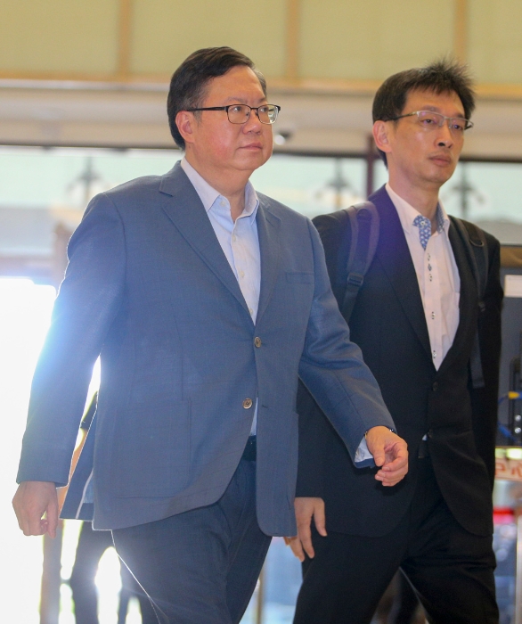 鄭文燦交保裁定被撤銷，法官9日上午10時重新召開羈押庭；鄭文燦在10許抵達桃園地方法院，面對媒體詢問，他面色凝重不發(fā)一語走入院區(qū)