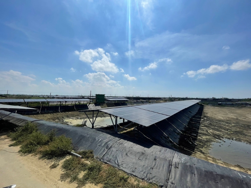 圖為魚塭漁電共生光電板盡量設于岸堤，減少遮蔽于池面積。（圖源：臺灣“中時新聞網(wǎng)”）