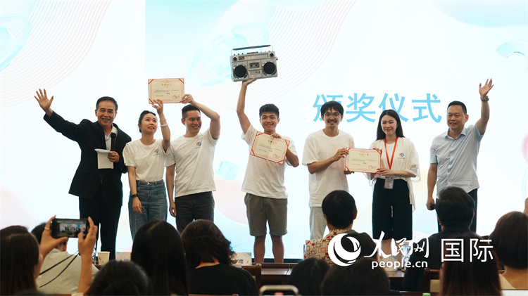 參加首屆海峽兩岸青年短視頻微短劇交流研訪活動的學(xué)生代表獲頒結(jié)業(yè)證書