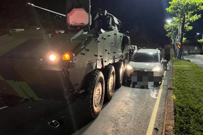 云豹裝步戰(zhàn)車(chē)在八里撞上自小客車(chē)，造成自小客右側(cè)毀損