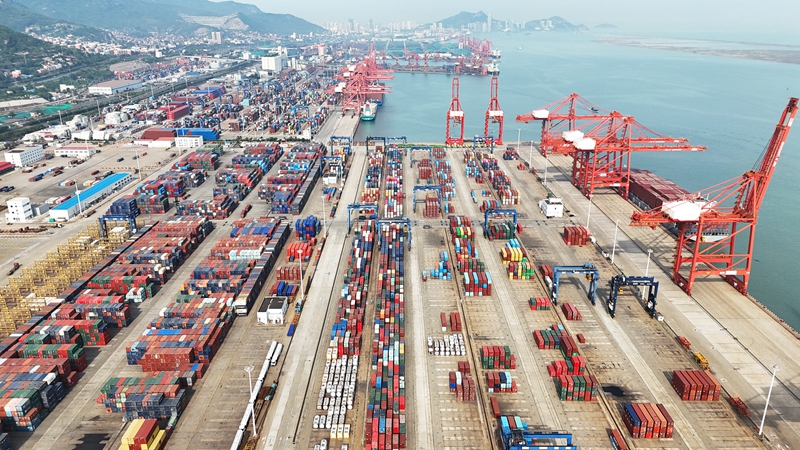 2024年5月9日，貨輪在江蘇連云港港集裝箱碼頭進(jìn)行裝卸作業(yè)（無人機(jī)照片）。（圖源：新華社）