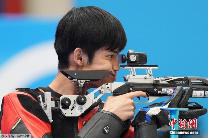 當(dāng)?shù)貢r間7月29日，巴黎奧運會男子10米氣步槍決賽中，中國選手盛李豪一路領(lǐng)先，以252.2環(huán)打破奧運會紀(jì)錄并奪冠。這也是他在本屆奧運會上獲得的第二枚金牌。圖為盛李豪在比賽中。