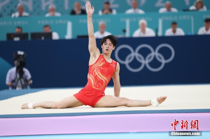 當(dāng)?shù)貢r間7月29日，巴黎奧運會體操男子團(tuán)體決賽在貝爾西體育館舉行，由鄒敬園、張博恒、劉洋、肖若騰、蘇煒德組成的中國隊獲得銀牌。圖為中國隊選手蘇煒德在自由操比賽中。<a target='_blank' href='/'>中新社</a>記者 盛佳鵬 攝