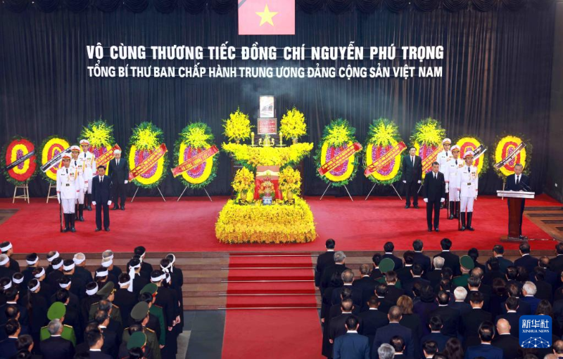 這是7月26日在越南河內(nèi)國家殯儀館拍攝的追悼會現(xiàn)場。（圖源：新華社）