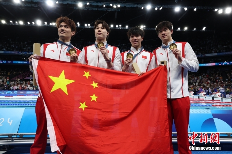 當(dāng)?shù)貢r間8月4日，在巴黎奧運會游泳項目男子4x100米混合泳接力決賽中，由徐嘉余、覃海洋、孫佳俊、潘展樂組成的中國隊奪得金牌。圖為徐嘉余、覃海洋、孫佳俊、潘展樂（從左至右）展示獎牌。