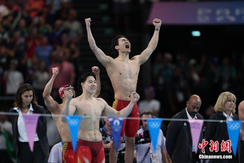 當(dāng)?shù)貢r間8月4日，在巴黎奧運會游泳項目男子4x100米混合泳接力決賽中，由徐嘉余、覃海洋、孫佳俊、潘展樂組成的中國隊奪得金牌。圖為中國隊選手在奪冠后慶祝。