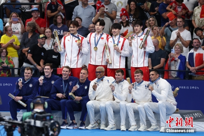 當(dāng)?shù)貢r間8月4日，在巴黎奧運會游泳項目男子4x100米混合泳接力決賽中，由徐嘉余、覃海洋、孫佳俊、潘展樂組成的中國隊奪得金牌。圖為獲獎運動員合影。