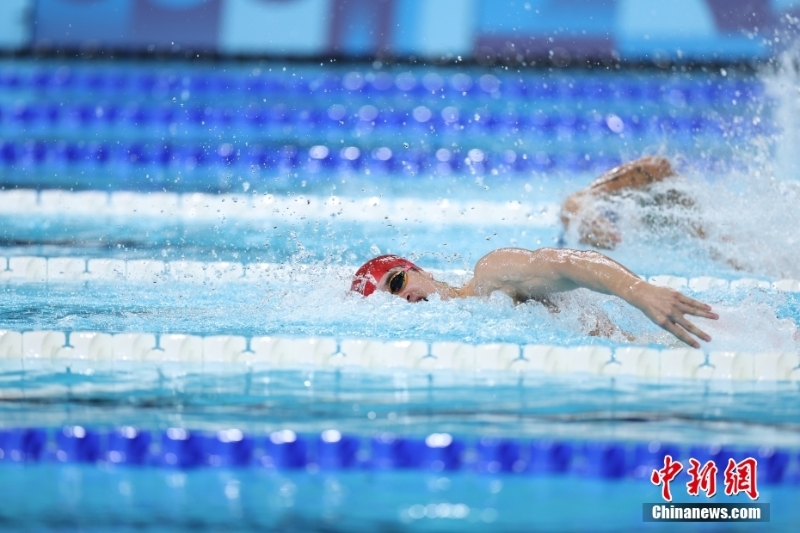 當(dāng)?shù)貢r間8月4日，在巴黎奧運會游泳項目男子4x100米混合泳接力決賽中，由徐嘉余、覃海洋、孫佳俊、潘展樂組成的中國隊奪得金牌。圖為潘展樂在比賽中。