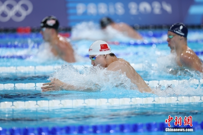 當(dāng)?shù)貢r間8月4日，在巴黎奧運會游泳項目男子4x100米混合泳接力決賽中，由徐嘉余、覃海洋、孫佳俊、潘展樂組成的中國隊奪得金牌。圖為覃海洋在比賽中。