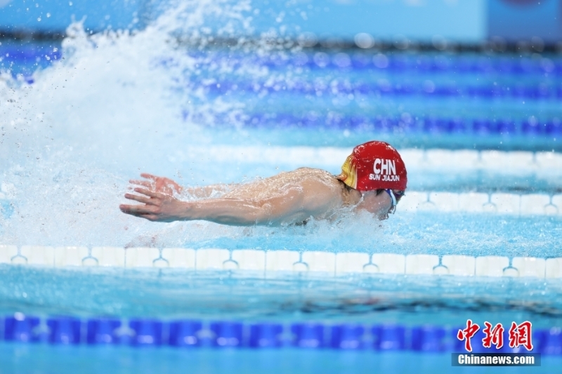當(dāng)?shù)貢r間8月4日，在巴黎奧運會游泳項目男子4x100米混合泳接力決賽中，由徐嘉余、覃海洋、孫佳俊、潘展樂組成的中國隊奪得金牌。圖為孫佳俊在比賽中。