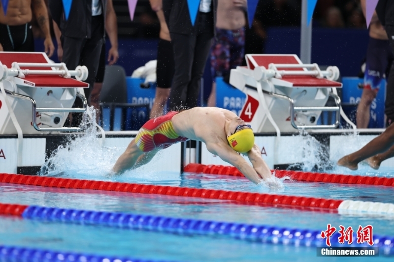 當(dāng)?shù)貢r間8月4日，在巴黎奧運會游泳項目男子4x100米混合泳接力決賽中，由徐嘉余、覃海洋、孫佳俊、潘展樂組成的中國隊奪得金牌。圖為徐嘉余在比賽中。