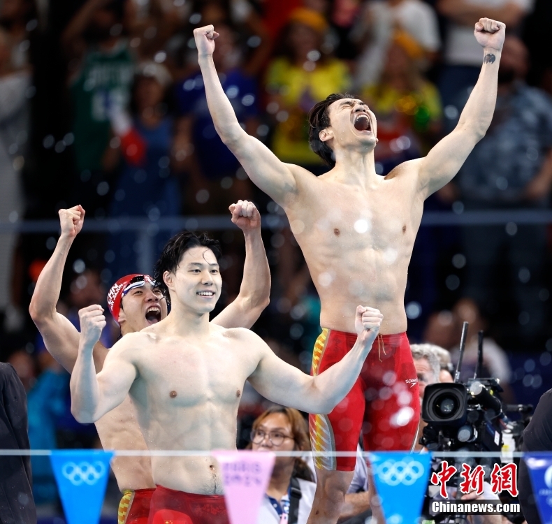 當(dāng)?shù)貢r間8月4日，巴黎奧運會男子4×100米混合泳接力決賽中，由徐嘉余、覃海洋、孫佳俊、潘展樂組成的中國隊獲得金牌。這是中國游泳隊巴黎奧運會第2枚金牌。圖為中國隊?wèi)c祝勝利。