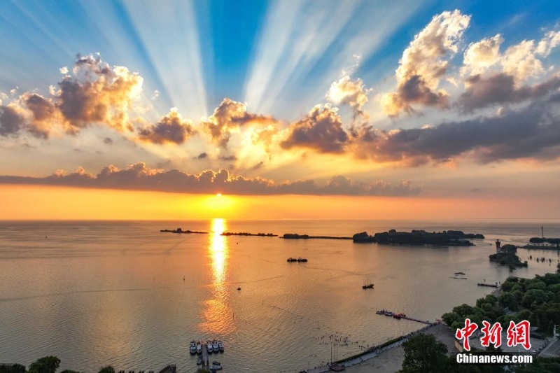 8月4日傍晚，江蘇淮安，航拍洪澤湖夕陽美。洪澤湖清淡平靜的湖水，“孕育”出了豐富的水產(chǎn)資源和富有特色的旅游資源。（無人機(jī)照片）