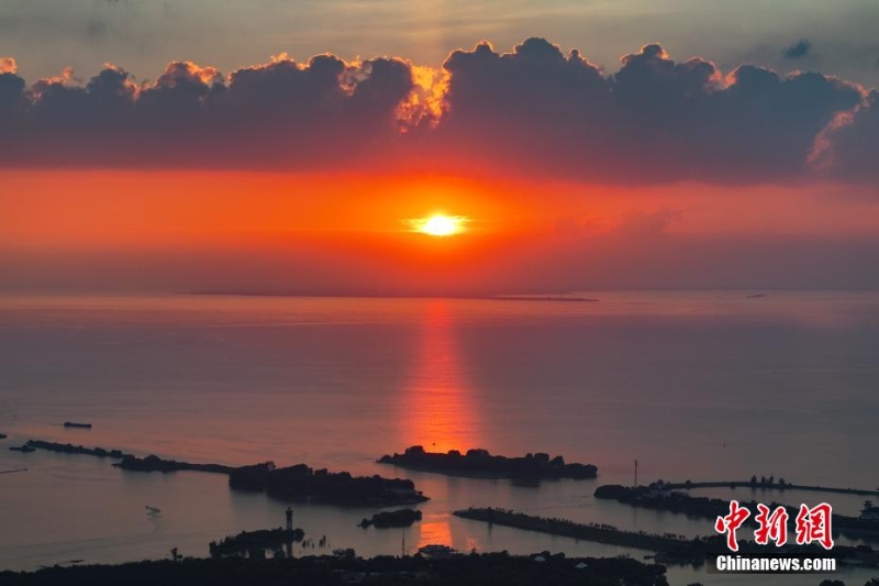 8月4日傍晚，江蘇淮安，航拍洪澤湖夕陽美。洪澤湖清淡平靜的湖水，“孕育”出了豐富的水產(chǎn)資源和富有特色的旅游資源。（無人機(jī)照片）