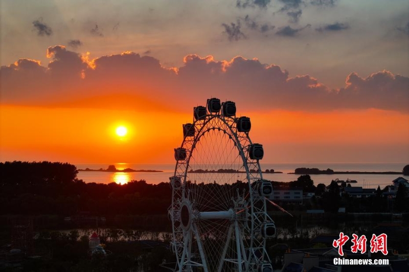 8月4日傍晚，江蘇淮安，航拍洪澤湖夕陽美。洪澤湖清淡平靜的湖水，“孕育”出了豐富的水產(chǎn)資源和富有特色的旅游資源。（無人機(jī)照片）