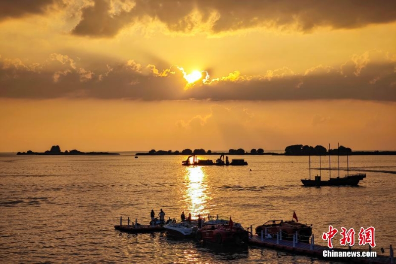 8月4日傍晚，江蘇淮安，洪澤湖夕陽美。洪澤湖清淡平靜的湖水，“孕育”出了豐富的水產(chǎn)資源和富有特色的旅游資源。