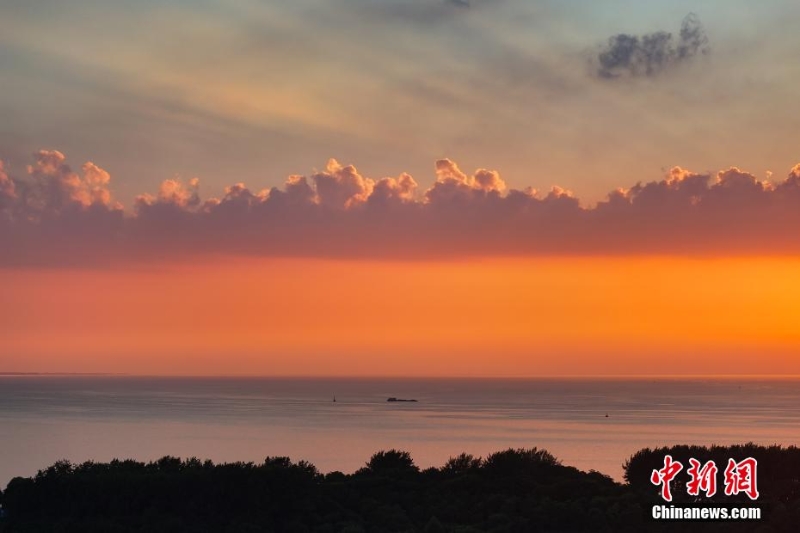 8月4日傍晚，江蘇淮安，航拍洪澤湖夕陽美。洪澤湖清淡平靜的湖水，“孕育”出了豐富的水產(chǎn)資源和富有特色的旅游資源。（無人機(jī)照片）