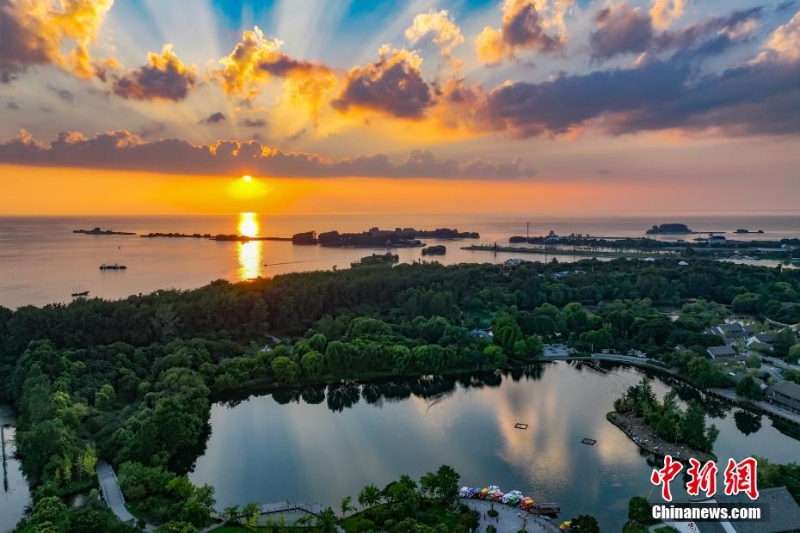 8月4日傍晚，江蘇淮安，航拍洪澤湖夕陽美。洪澤湖清淡平靜的湖水，“孕育”出了豐富的水產(chǎn)資源和富有特色的旅游資源。（無人機(jī)照片）