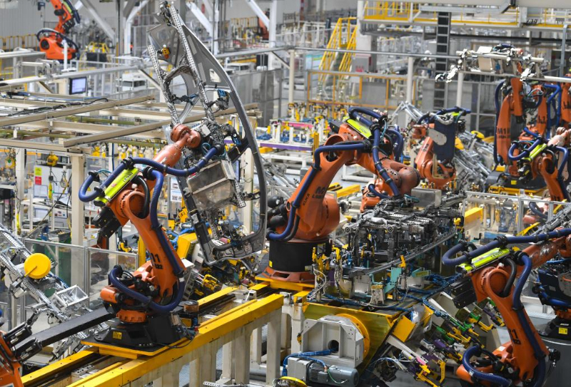 這是2023年7月3日拍攝的廣州廣汽埃安第一智造中心新能源汽車焊裝車間的機(jī)器人手臂。（圖源：新華社）