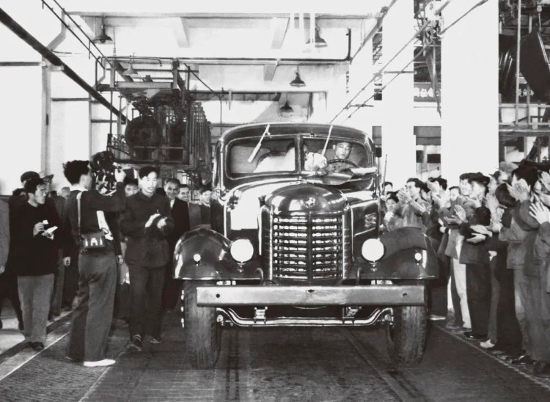 1956年7月13日，第一輛解放牌汽車駛下裝配線（資料照片）。（圖源：新華社）
