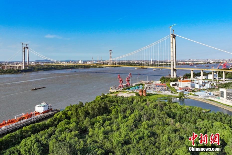南京龍?zhí)堕L江大橋建設(shè)穩(wěn)步推進(jìn)  鋼橋面鋪裝施工啟動