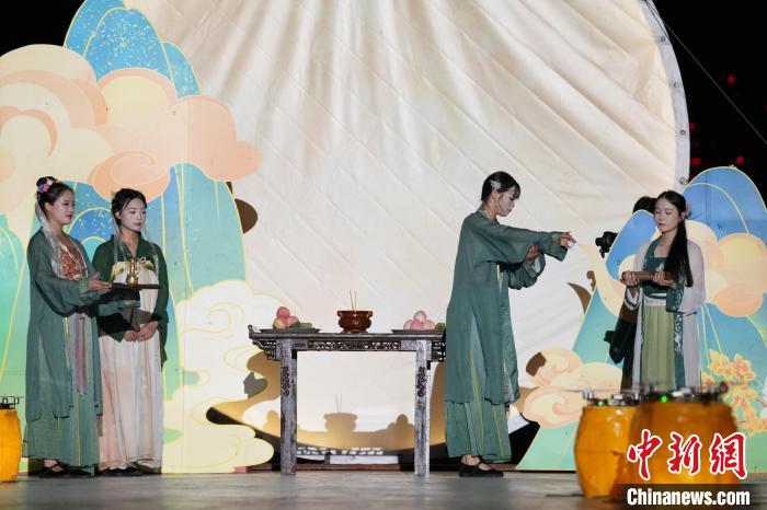 長(zhǎng)沙基層勞動(dòng)者吃合攏宴、觀祭月禮迎中秋節(jié)