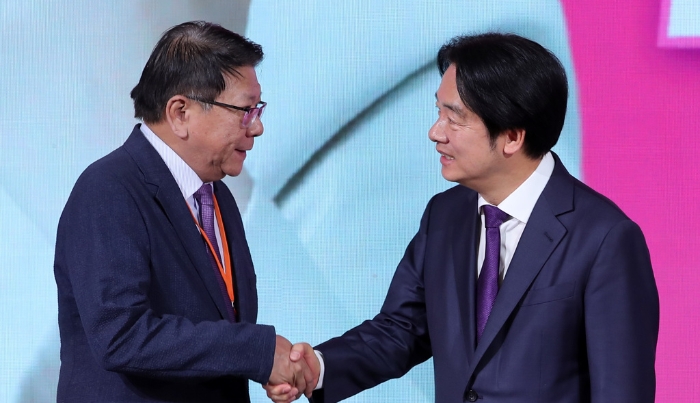 圖為身兼民進(jìn)黨主席的賴清德總統(tǒng)（右）與總統(tǒng)府秘書長(zhǎng)潘孟安（左）握手致意