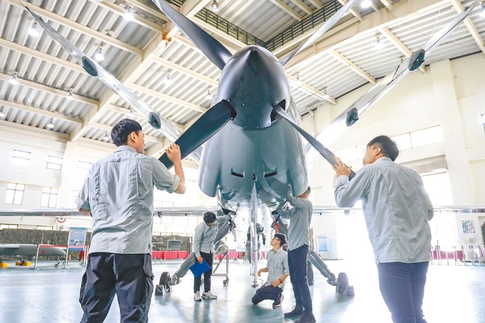 臺當(dāng)局防務(wù)部門發(fā)言人的社交賬號上22日公布多張臺軍組建無人機(jī)的照片