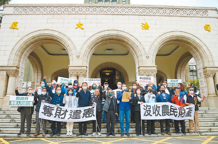 農(nóng)田水利會(huì)改制前，民進(jìn)黨無視地方反彈仍強(qiáng)行實(shí)行。圖為2021年國民黨黨團(tuán)在司法院前抗議