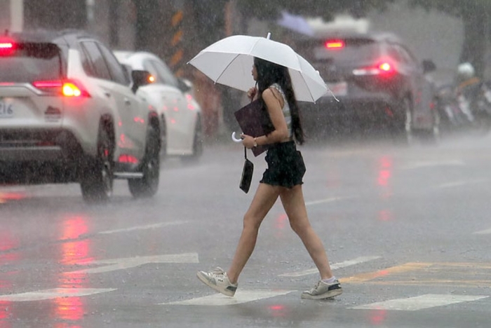 東北季風影響及水氣偏多，易有短延時強降雨。（本報系資料照）