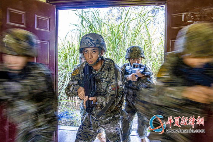 2、武警官兵在戰(zhàn)術(shù)訓(xùn)練突入房屋。劉晨 攝_副本