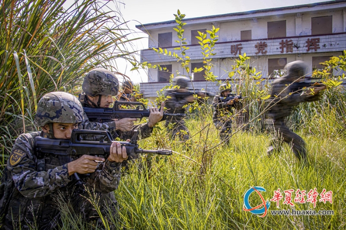 1、武警官兵在戰(zhàn)術(shù)訓(xùn)練中協(xié)同搜索前進(jìn)。劉晨 攝_副本