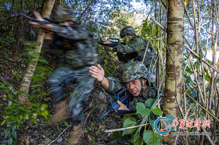 3、武警官兵在戰(zhàn)術(shù)訓(xùn)練發(fā)起進(jìn)攻。劉晨 攝_副本