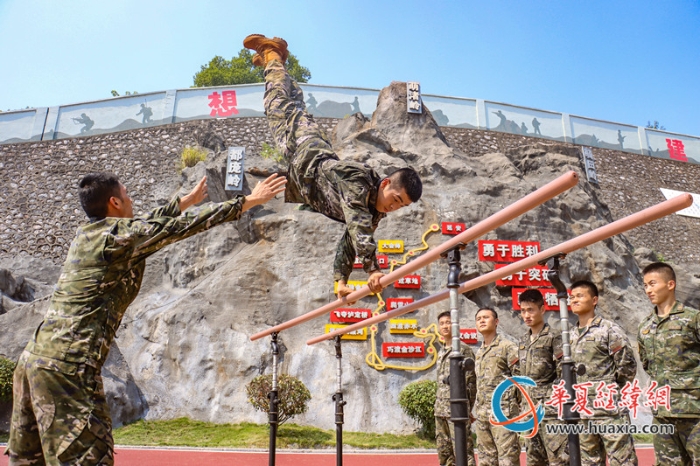 6、武警官兵在器械訓(xùn)練中身姿矯健。 黃卓森 攝_副本