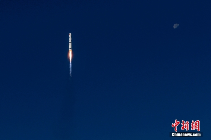 北京時間2024年10月22日8時10分，我國在太原衛(wèi)星發(fā)射中心使用長征六號運載火箭，成功將天平三號衛(wèi)星發(fā)射升空，衛(wèi)星順利進入預(yù)定軌道，發(fā)射任務(wù)獲得圓滿成功。該衛(wèi)星主要用于地面雷達設(shè)備標校和RCS測量，為地面光學設(shè)備成像試驗和低軌空間環(huán)境探測監(jiān)視試驗提供支持，為大氣空間環(huán)境測量和軌道預(yù)報模型修正提供服務(wù)。鄭逃逃 攝