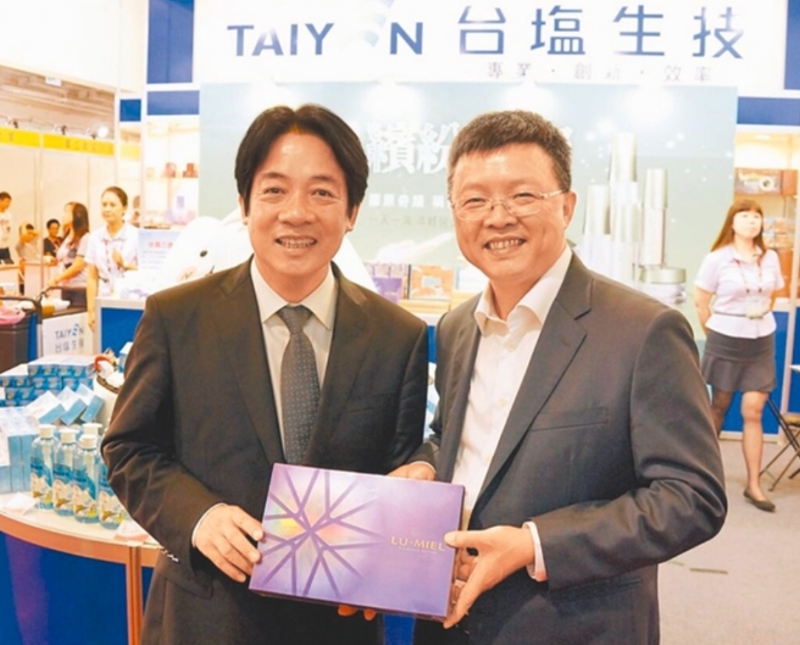 圖為2016年時(shí)任臺(tái)南市長(zhǎng)賴清德（左）與臺(tái)鹽前董事長(zhǎng)陳啟昱（右）。（圖源：臺(tái)灣“中時(shí)新聞網(wǎng)”）