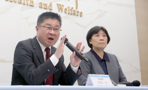 衛(wèi)福部霸凌案件頻傳，衛(wèi)福部次長(zhǎng)呂建德（左起）及人事處長(zhǎng)李玉惠29日召開(kāi)記者會(huì)說(shuō)明最新調(diào)查結(jié)果