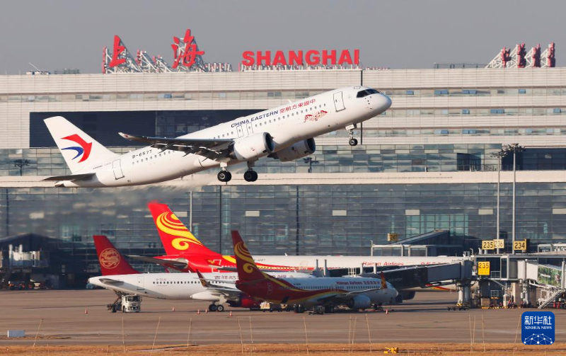 1月1日，東航C919執(zhí)飛的MU721航班從上海虹橋機(jī)場起飛。新華社發(fā)（東方航空供圖）