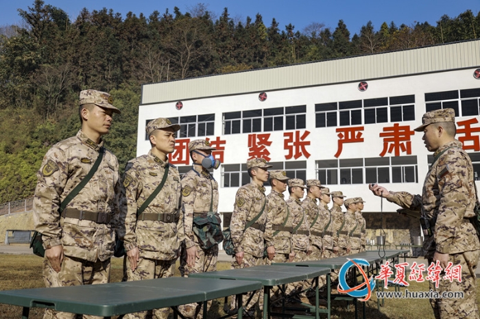 5 防毒面具使用訓(xùn)練。毛胤德攝_副本