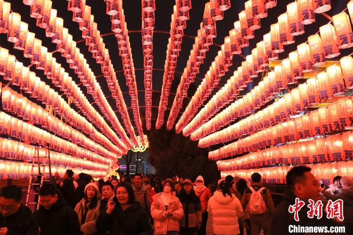 （新春見(jiàn)聞）西安城墻燈會(huì)點(diǎn)亮小年夜
