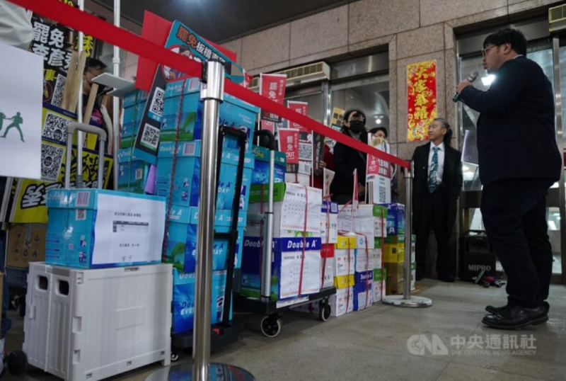民進黨不堪在臺立法機構連連挫敗，在島內(nèi)發(fā)動“大罷免潮”。圖為罷免團體前往臺選務部門送件。（圖源：臺灣“中央社”）