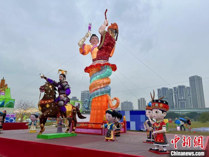 2月12日是乙巳年元宵節(jié)，新北市“靈蛇獻瑞 一起PLAY”燈會上，展出來自江蘇省的花燈。中新社記者 路梅 攝